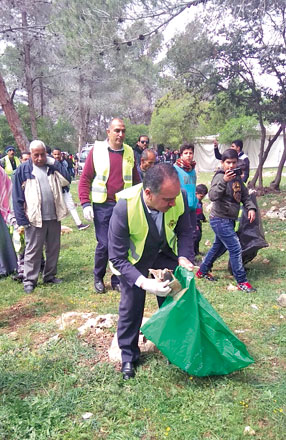 Environment Minister Ibrahim Shahahdeh takes part in a national clean-up campaign, launched on Saturday, at Balqa Governorate’s Jalad Forest (Photo courtesy of the Environment Ministry)