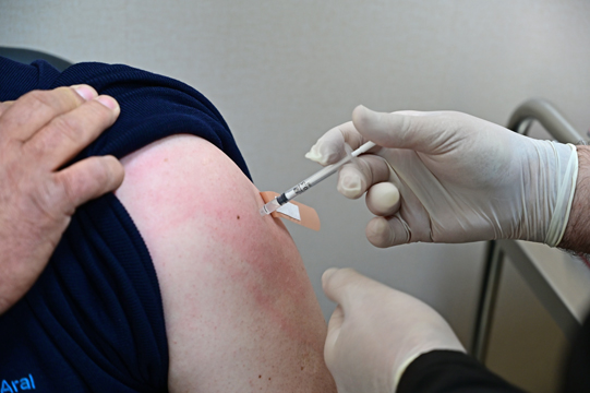 The new measures include urging all citizens and residents in the Kingdom, over the age of 18, especially those over 50 years, to receive a COVID-19 vaccine booster shot, according to the media minister (Photo by Amjad Ghsoun)