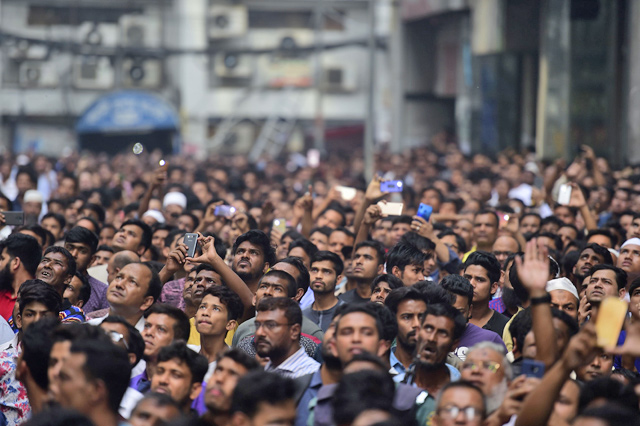 Bangladeshi onlookers gather around during a blaze in an office building in Dhaka on Thursday  (AFP photo)