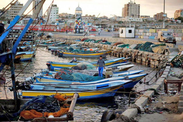 A Palestinian fisherman stands in a boat at the seaport of Gaza City, on September 26, 2016  (Reuters file photo)