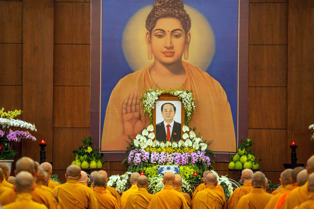 Buddhist monks pray for late Vietnam's President Tran Dai Quang at the VietNam Quoc Tu Pagoda in Ho Chi Minh City on Sunday (AFP photo)