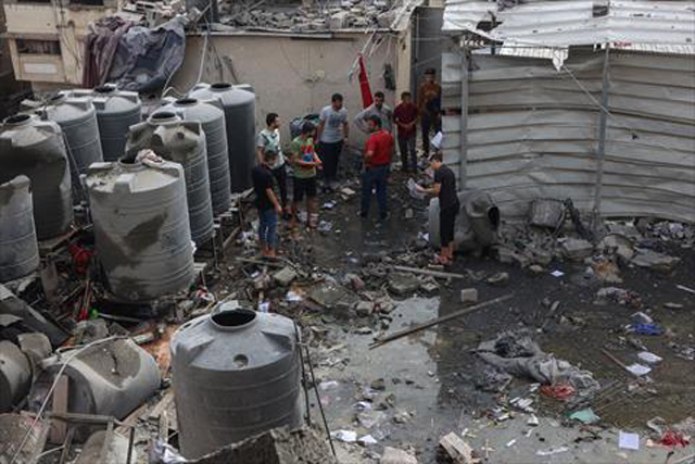 Palestinians inspect the damage following Israeli strikes on apartments in a residential building in Gaza City's Yarmuk street on April 24, 2025 (AFP photo)