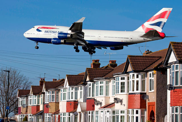 In this photo taken on February 18, 2015, a British Airways 747 aircraft flies over roof tops as it comes into land at Heathrow Airport in west London  (AFP file photo)