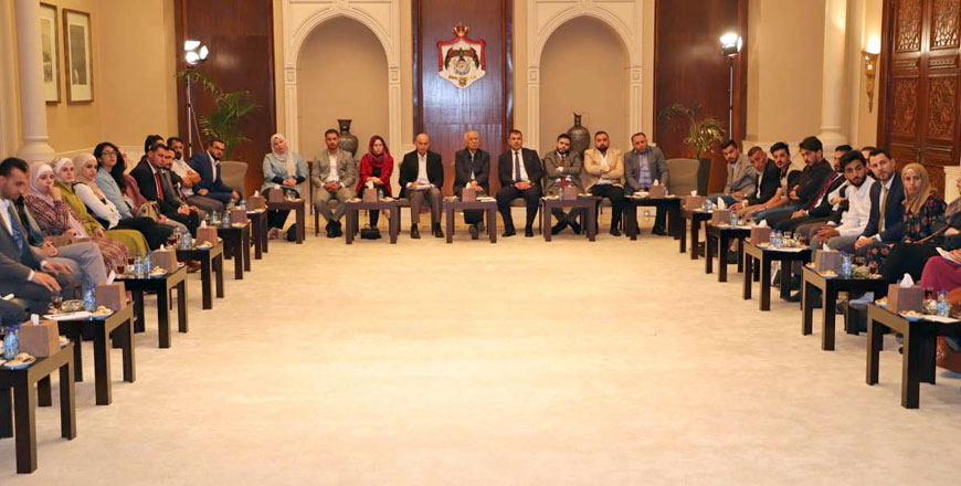 Royal Court Chief Youssef Issawi hosts Karak youth at the Royal Court on Saturday (Petra photo)