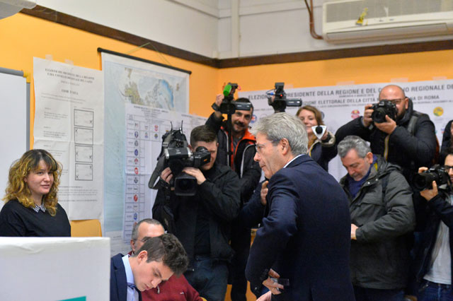 Italian Prime Minister Paolo Gentiloni (centre) casts his vote at the polling station during the parliamentary elections in Rome, Italy, on Sunday (Anadolu photo)