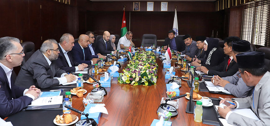   The Amman Chamber of Commerce, the Indonesian Chamber of Commerce and Industry and a delegation of representatives from the Azhar Educational Institute discuss trade relations on Monday (Petra photo)