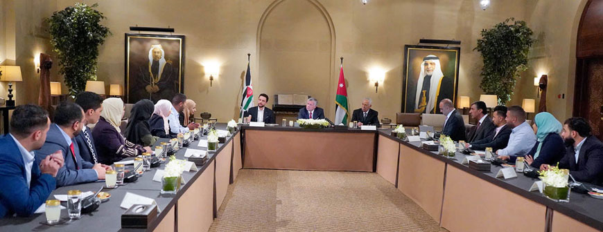 His Majesty King Abdullah, accompanied by HRH Crown Prince Hussein, meets on Wednesday with young entrepreneurs (Photo courtesy of Royal Court)
