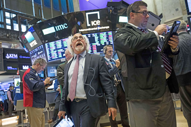 Traders and financial professionals work ahead of the closing bell on the floor of the New York Stock Exchange in New York City, on Monday (AFP photo)