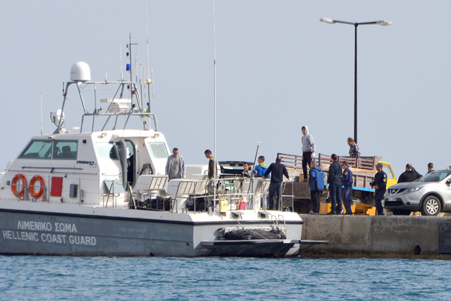 Hellenic coast guard officers and locals transfer the bodies of migrants that were drowned when the small boat they were travelling on capsized near the island of Agathonisi at the Port of Pythagoreio on the island of Samos, Greece, on Saturday (Reuters photo)