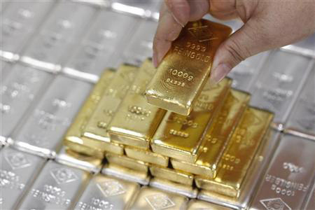An employee picks up a gold bar at the Austrian Gold and Silver Separating Plant 'Oegussa' in Vienna, on August 26, 2011  (Reuters file photo)
