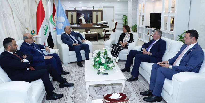   Energy Minister Hala Zawati and Iraqi Deputy Prime Minister for Energy and Minister of Oil Thamir Ghadhban (third from left) on Thursday  (Petra photo)