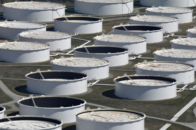 Crude oil storage tanks are seen from above at the Cushing oil hub in Cushing, Oklahoma, US, on March 24, 2016 (Reuters file photo)