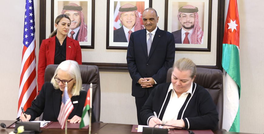 Prime Minister Bisher Khasawneh presided over the signing ceremony of the annual US grant agreement of $845.1 million (Petra photo)