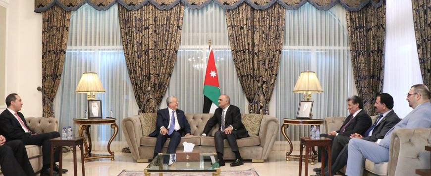 Prime Minister Bisher Khasawneh meets with Speaker of the Egyptian House of Representatives Hanafi Jabali on Wednesday (Petra photo)