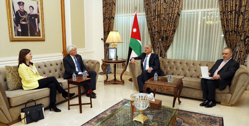 Prime Minister Bisher Khasawneh meets with UK Minister for Development Andrew Mitchell, in Amman, on Thursday  (Petra photo)