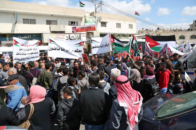   Demonstrators in Al Hashimiya rally to show support for His Majesty King Abdullah’s stances on Palestine, Jerusalem and the Hashemite Custodianship (Petra photo)