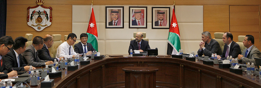   Prime Minister Omar Razzaz on Thursday meets with a Chinese delegation over ways to bolster the Jordanian-Chinese economic, trade and investment cooperation (Photo courtesy of Al Rai)