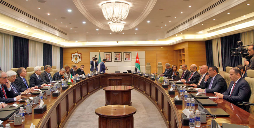   Prime Minister Omar Razzaz meets with Italian President Sergio Mattarella, along with officials from both sides, on Thursday to explore future cooperation (Petra photo)