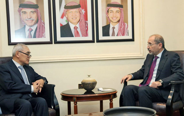 Foreign Minister Ayman Safadi and China's Envoy for Syria Xie Xiaoyan (left) discuss the Syrian crisis on Sunday (Petra photo)