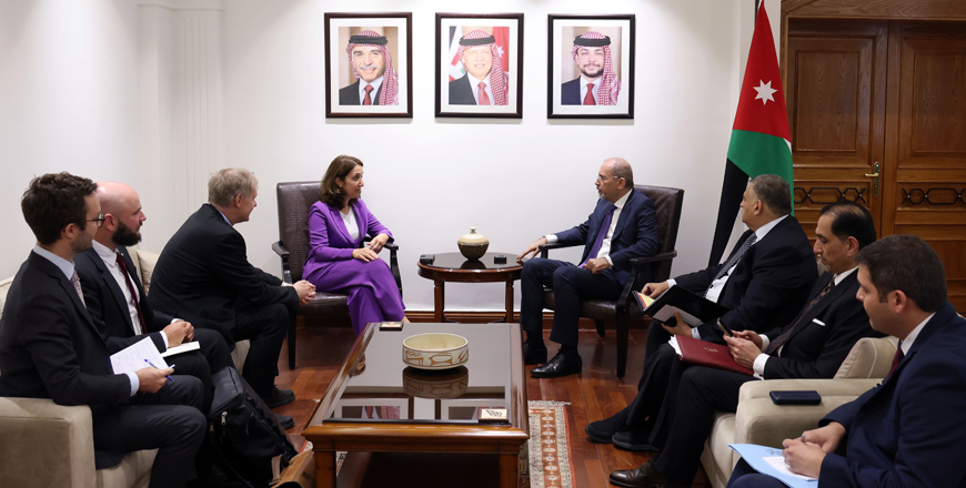 Deputy prime Minister and Foreign Minister Ayman Safadi receives on Sunday Vice President of the German Bundestag Aydan Özoguz in a meeting that focused on efforts to stop the aggression on Gaza  (Petra photo)