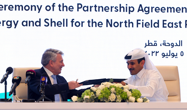 Qatar's Minister of State for Energy Affairs Saad Sherida Al Kaabi (right) and Shell’s CEO Ben van Beurden hold a signing ceremony at QatarEnergy headquarters in Doha, on Tuesday (AFP photo)