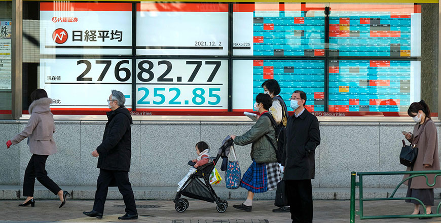 Pedestrians walk past an electronic quotation board displaying share prices of the Tokyo Stock Exchange in Tokyo on Thursday. (AFP photo)
