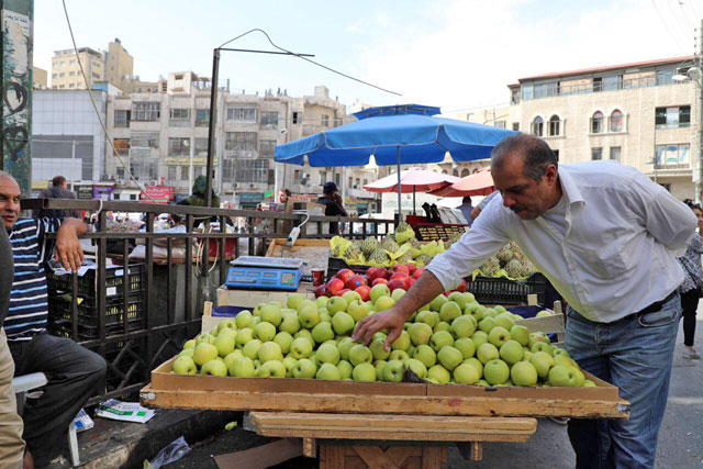 Sector leaders on Tuesday reacted to a recent decision by the Ministry of Agriculture to ban Syrian fruit and vegetables from entering the Kingdom. Farmers and produce exporters have charged that cheap Syrian produce has been flooding the market since the reopening of borders late last year (Photo by Osama Aqarbeh)