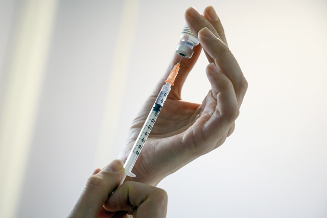 A medical staff member prepares a syringe with a dose of the Pfizer-BioNTech Covid-19 vaccine, at the Saint-Camille Hospital in Bry-sur-Marne, east of Paris, on January 8, 2021, during a vaccination campaign of health workers over 50 (AFP photo)