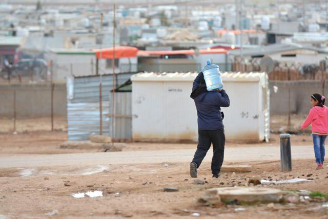A Syrian refugee carries water at Zaatari Syrian refugee camp, some 80km northeast of Amman, in this photo taken on January 28, 2018 (JT file photo)