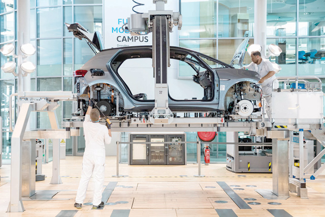 In this file photo taken on June 8, employees work on the assembly line for the Volkswagen ID 3 electric car of German carmaker Volkswagen, at the 'Glassy Manufactory' (Glaeserne Manufaktur) production site in Dresden, eastern Germany (AFP photo)