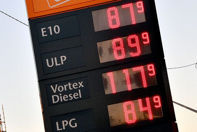 An electronic board displaying fuel prices is pictured at a petrol station in Sydney on April 22, 2020 (AFP photo)