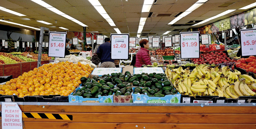   People shop at a market in a suburb of western Sydney, on Wednesday, amid rising inflation  (AFP photo)