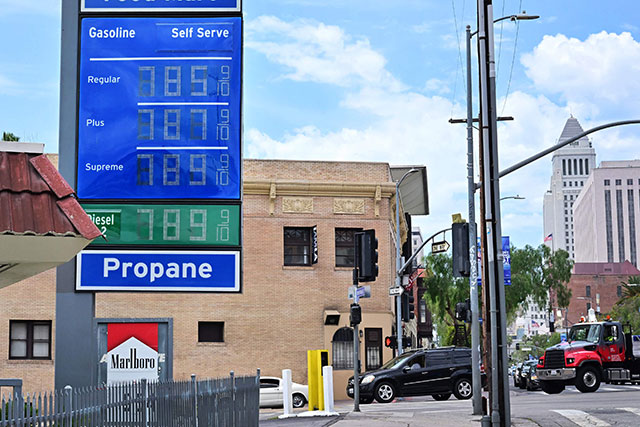 Gas prices are listed at over 7 dollars per gallon in Los Angeles, California, on Wednesday, amid growing inflation, leading to market uncertainty (AFP photo)
