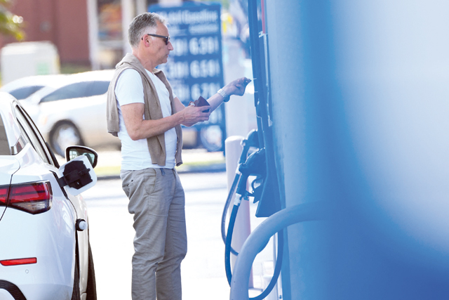  A customer uses a credit card before they pump gas at a Mobil gas station on Thursday in Los Angeles, California (AFP photo)