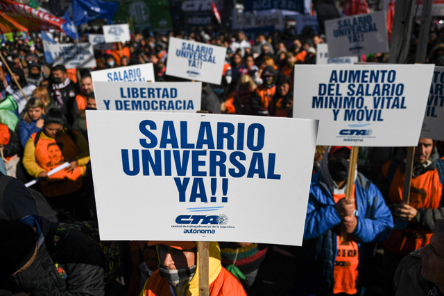Members of social organisations march to Plaza de Mayo square demanding a universal basic salary and social aid amid the growing inflation in Buenos Aires, on Thursday (AFP photo)
