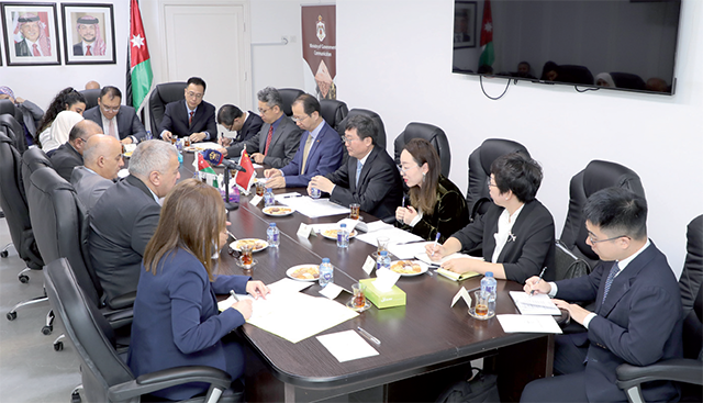 Government Communications Minister Muhannad Mubaidin on Sunday met with a delegation from the Chinese People's Daily, headed by Deputy Editor-in-Chief Wang Yibiao (Petra photo)