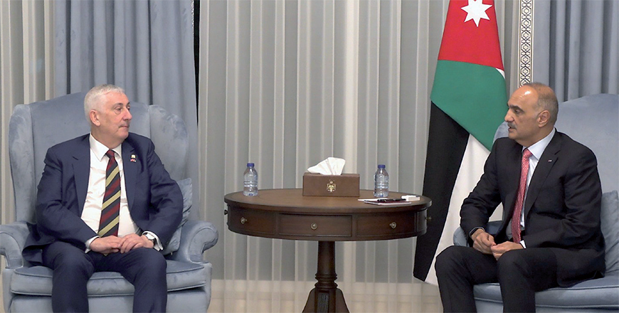 Prime Minister Bisher Khasawneh meets on Sunday with Speaker of the British House of Commons Lindsay Hoyle in his office in the Prime Ministry (Petra photo)