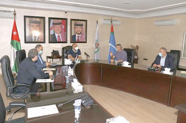 Prime Minister and Minister of Defence Bisher Al Khasawneh chairs an emergency meeting following a major power outage on Friday (Petra photo)