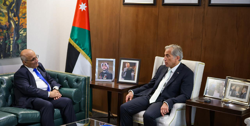 Prime Minister Jafar Hassan on Sunday meets with Jordan Press Association (JPA) President Tariq Momani (Petra photo)