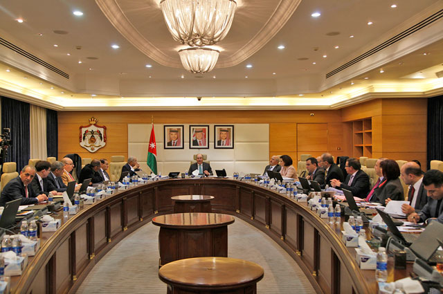 Prime Minister Hani Mulki chairs a  Cabinet meeting on Monday (Petra photo)
