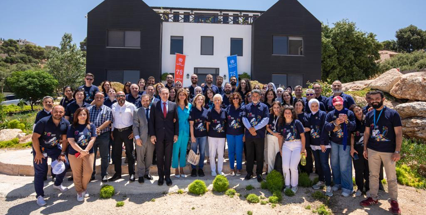 HRH Princess Muna poses for a group photo during an event marking the 75th anniversary of the World Health Organisation in Jordan (Photo courtesy of WHO)
