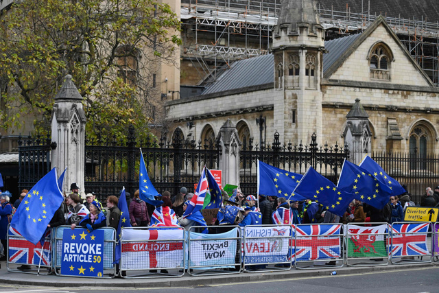 Pro-and anti-Brexit demonstrators with banners and EU Flags are seen outside the houses of parliament in London on Wednesday (AFP photo)