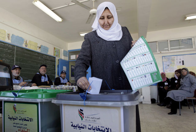 A woman casts her vote during Parliamentary elections on January 23, 2013, in Amman.  The leading Islamist party has voted to compete in the 2016 elections, after boycotting polls for two consecutive cycles (JT photo)