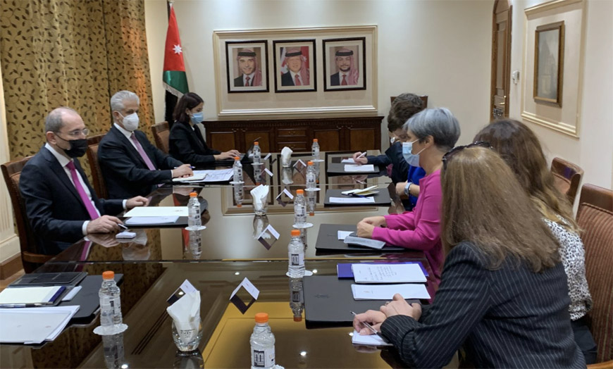 Deputy Prime Minister and Foreign Minister Ayman Safadi meets with Chair of the European Parliament Delegation for relations with the Mashreq countries Isabel Santos and members of the parliamentary delegation on Thursday (Photo courtesy of Foreign Ministry) 