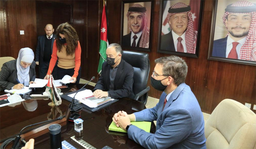 Water Minister Mohammad Najjar presides over the signing of an agreement between the Jordan Valley Authority and USAID on Tuesday (Photo courtesy of Water Ministry)