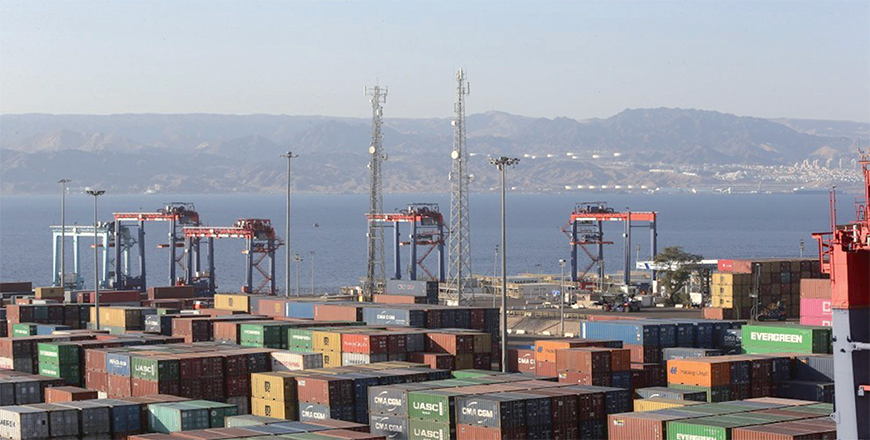 Number of containers loaded with imported goods entering the Kingdom through Aqaba Container Terminal reached 427,000 in 2024, compared with 445,000 containers in 2023, according to the statistical data from the Jordan Logistics Association (Petra photo)