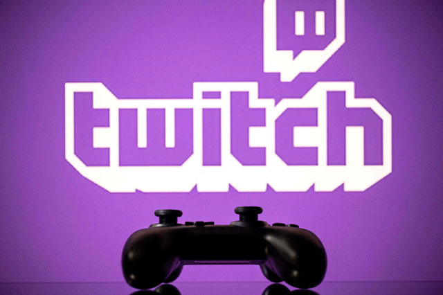    In this file photo a gamepad is pictured as a screen displays the online Twitch plateform in Toulouse, southwestern France, on June 15, 2021 (AFP photo)
