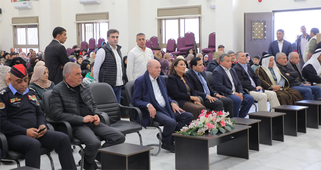 Senate President Faisal Fayez on Tuesday sponsors a charity campaign to distribute food parcels and blankets at the Development Centre of the Al Wehdat Camp Services Committee (Petra photo)