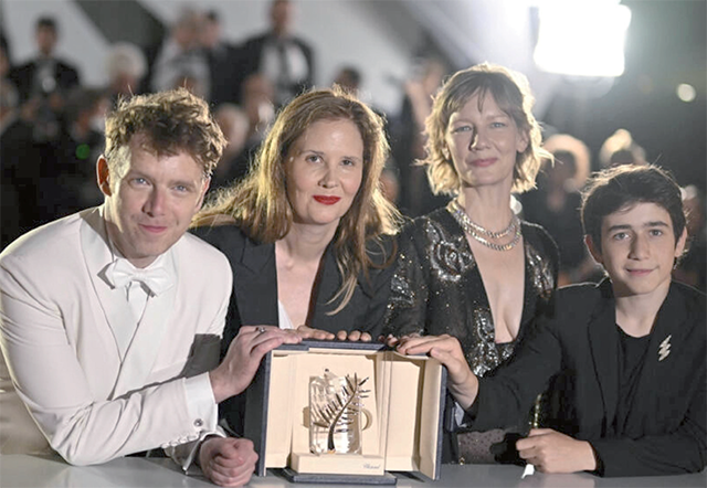 French director Justine Triet (second from left) poses with the cast of ‘Anatomy of a Fall’ after winning the Palme d’Or at the Cannes Film Festival on May 27, 2023 (AFP photo)