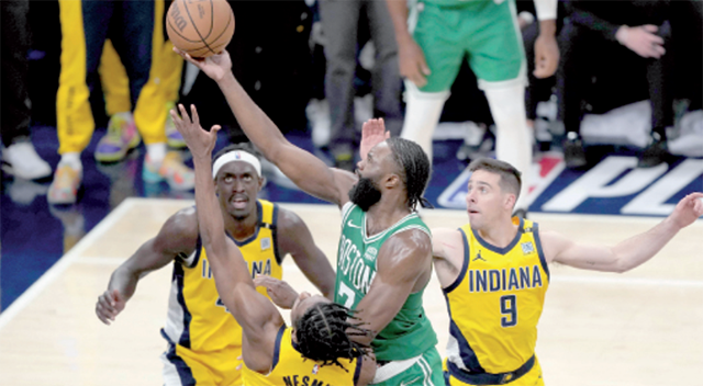 Jaylen Brown #7 of the Boston Celtics drives to the basket over Aaron Nesmith #23 of the Indiana Pacers during the fourth quarter in Game Four of the Eastern Conference Finals at Gainbridge Fieldhouse on Monday in Indianapolis, Indiana (AFP photo)
